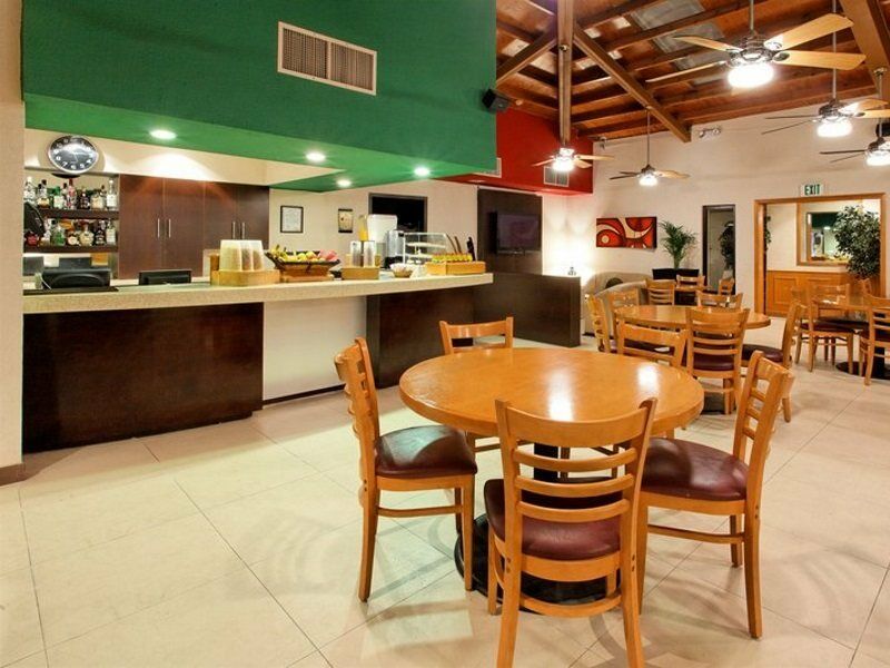 Holiday Inn Hotel & Suites Chihuahua By Ihg Ngoại thất bức ảnh